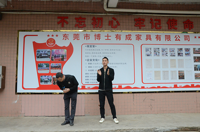 宅男在线视频厂部负责人王晓东和张玉元上台发言