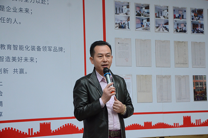 宅男在线视频王辉王总上台发言