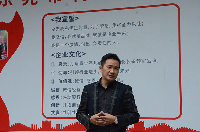 宅男在线视频总经理刘显兵上台发言